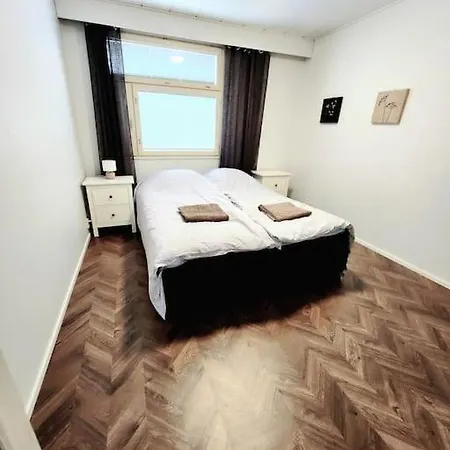 Rauhallinen Kolmio, Autokatospaikka * 约恩苏