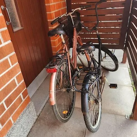 Rauhallinen Kolmio, Autokatospaikka 아파트 요엔수
