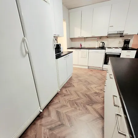 Rauhallinen Kolmio, Autokatospaikka 公寓