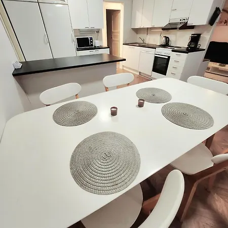 Rauhallinen Kolmio, Autokatospaikka *