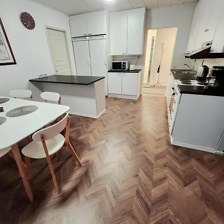 Rauhallinen Kolmio, Autokatospaikka 公寓 *