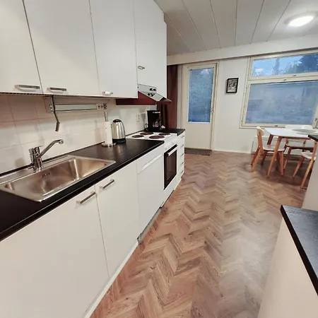 Rauhallinen Kolmio, Autokatospaikka 公寓