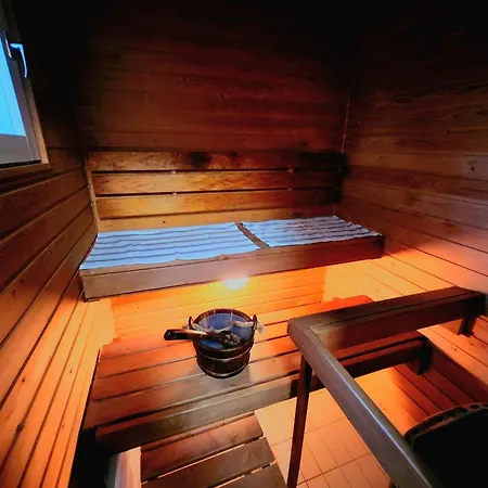 Rauhallinen Kolmio, Autokatospaikka *